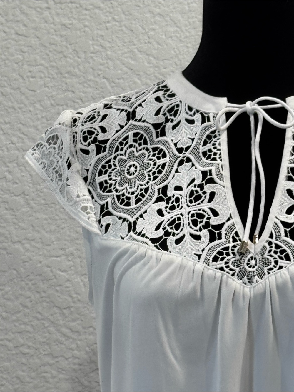 White House black market White Lace Yoke Women's Top. Size small NWT - Picture 3 of 7